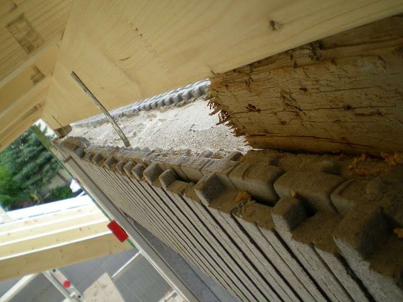 BAU.DE / BAU-Forum: 1. Bild zu Frage "Gaubenauflage mit Steinen & Kantholz: Verputzen notwendig? Expertenmeinung!" im BAU-Forum "Dach" BAU.DE / BAU-Forum: 1. Bild zu Frage "Gaubenauflage mit Steinen & Kantholz: Verputzen notwendig? Expertenmeinung!" im BAU-Forum "Dach"