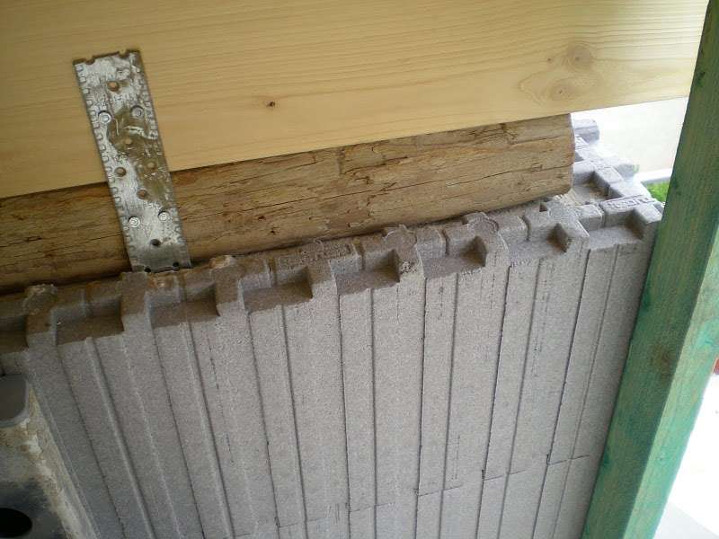 BAU.DE / BAU-Forum: 2. Bild zu Frage "Gaubenauflage mit Steinen & Kantholz: Verputzen notwendig? Expertenmeinung!" im BAU-Forum "Dach" BAU.DE / BAU-Forum: 2. Bild zu Frage "Gaubenauflage mit Steinen & Kantholz: Verputzen notwendig? Expertenmeinung!" im BAU-Forum "Dach"