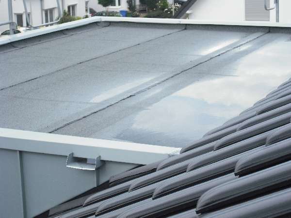 BAU.DE / BAU-Forum: 2. Bild zu Frage "Bitumen Flachdach Neubau: Wasserpf&uuml;tzen &ndash; Ursachen, Toleranzen & Sanierung?" im BAU-Forum "Dach"