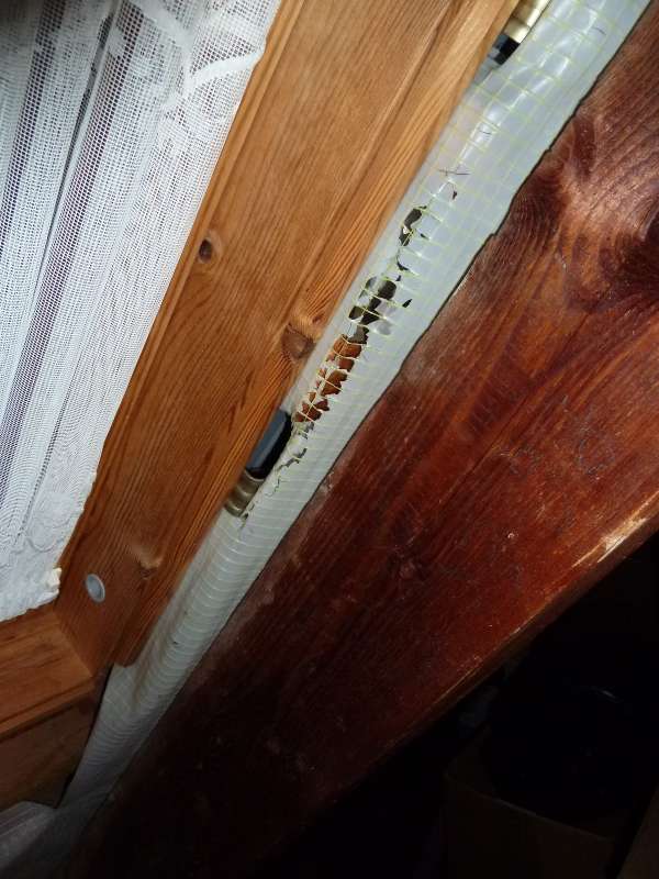 BAU.DE / BAU-Forum: 3. Bild zu Frage "UV-gesch&auml;digte Unterspannbahn reparieren: Ursachen, Risiken & Sanierungskosten?" im BAU-Forum "Dach"