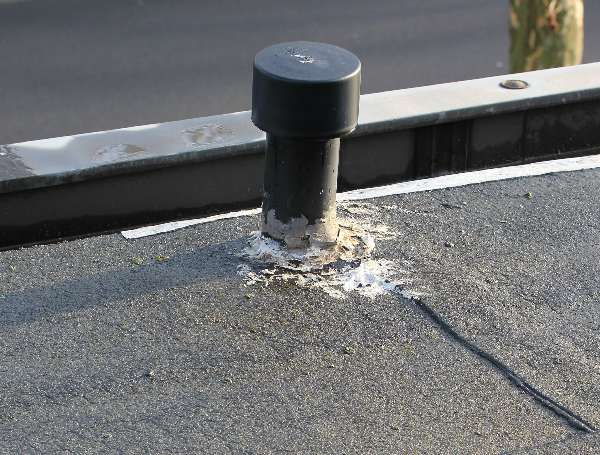 BAU.DE / BAU-Forum: 1. Bild zu Frage "Flachdach Entl&uuml;fter dauerhaft abdichten: Welche Produkte & Methoden helfen wirklich?" im BAU-Forum "Dach"