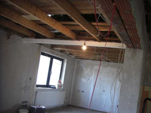 BAU.DE / BAU-Forum: 1. Bild zu Frage "Holzbalkendecke d&auml;mmen: Anleitung, Materialien & Risiken bei Altbau-Sanierung?" im BAU-Forum "Dach"