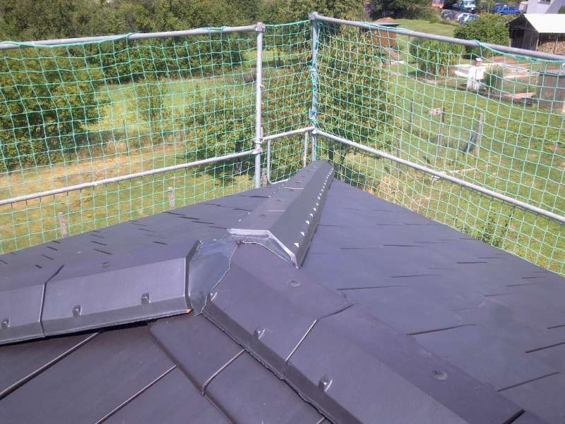 BAU.DE / BAU-Forum: 1. Bild zu Frage "Firstziegel abdichten mit Klebeband: Fachgerecht oder Risiko f&uuml;r Dach, Regen & Schnee?" im BAU-Forum "Dach"