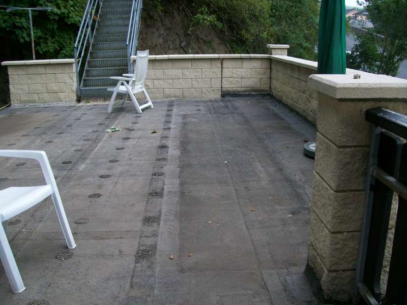 BAU.DE / BAU-Forum: 1. Bild zu Antwort "Flachdachsanierung: Garagendach-Fotos zur Beurteilung" auf die Frage "Flachdachsanierung Garage: Kosten, Bitumen vs. Alternativen, Abdichtung & Gefälle" im BAU-Forum "Dach" BAU.DE / BAU-Forum: 1. Bild zu Antwort "Flachdachsanierung: Garagendach-Fotos zur Beurteilung" auf die Frage "Flachdachsanierung Garage: Kosten, Bitumen vs. Alternativen, Abdichtung & Gefälle" im BAU-Forum "Dach"