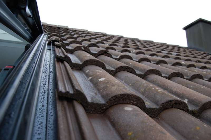 BAU.DE / BAU-Forum: 2. Bild zu Frage "Dachziegel Abstand zum Eindeckrahmen: 2 cm Spaltweite &ndash; kritisch oder unbedenklich?" im BAU-Forum "Dach"