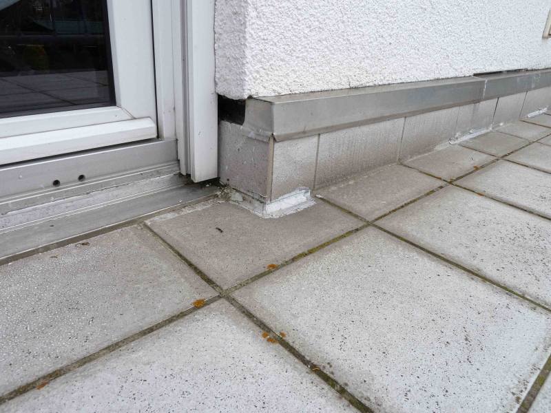 BAU.DE / BAU-Forum: 2. Bild zu Antwort "Terrassensanierung: Estrich br&ouml;selig &ndash; Komplettaufbau n&ouml;tig!" auf die Frage "Terrasse fliesen abdichten mit Schwei&szlig;bahn: Anleitung, Kosten & Risiken?" im BAU-Forum "Dach"