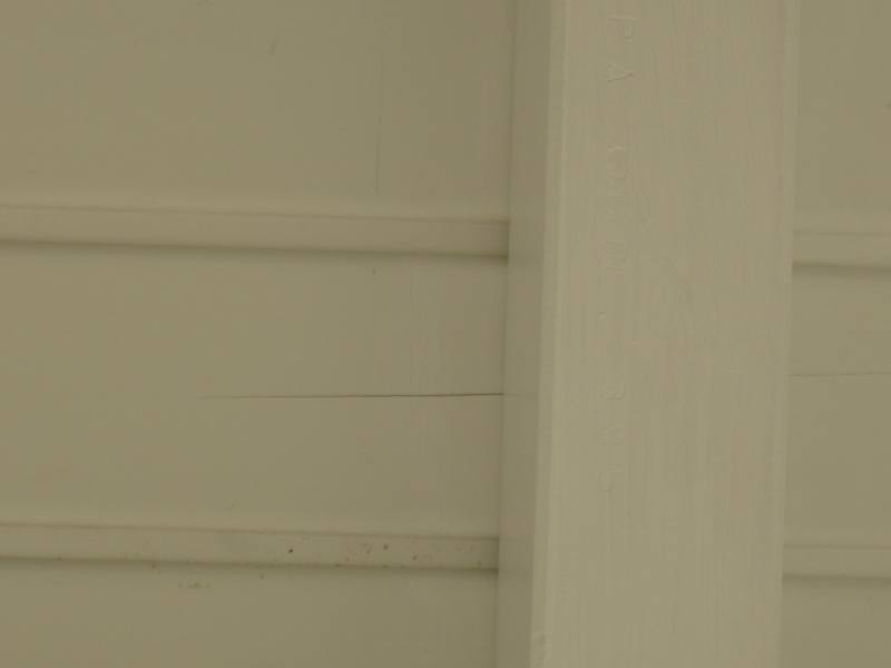 BAU.DE / BAU-Forum: 1. Bild zu Antwort "Foto von Holzfassade: Risse und Farbfehler dokumentiert" auf die Frage "Holzfassade am Dach: Risse, Farbe bl&auml;ttert &ndash; Ursachen & L&ouml;sungen f&uuml;r Holzriegelbau?" im BAU-Forum "Dach"