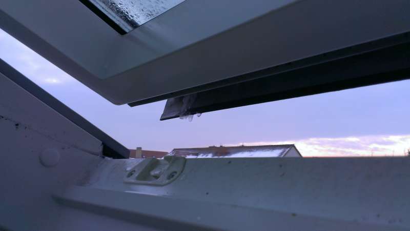 BAU.DE / BAU-Forum: 1. Bild zu Frage "Velux Dachfenster: Wassereintritt bei K&auml;lte &ndash; Ursachen, Kondensat & L&ouml;sungen?" im BAU-Forum "Dach"