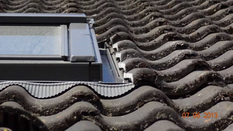 BAU.DE / BAU-Forum: 1. Bild zu Frage "Dachfenster Einbau pr&uuml;fen: Abstand Pfanne/Fensterrahmen zu gro&szlig;? Toleranzen, Wassereintritt" im BAU-Forum "Dach"