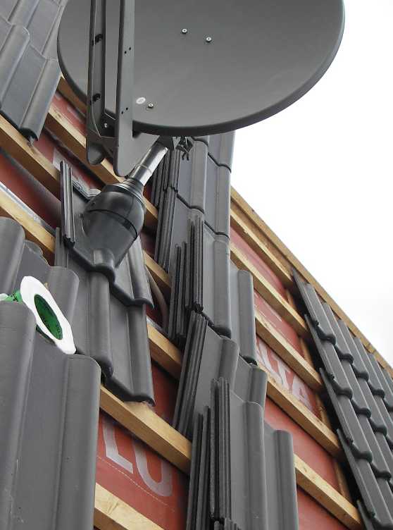 BAU.DE / BAU-Forum: 1. Bild zu Antwort "Dachpfannen-Eindeckung: Fotos & Sturmsicherungsidee" auf die Frage "Dachpfannen l&ouml;sen sich am First: Ursachen, Reparatur & Sturmsicherung pr&uuml;fen?" im BAU-Forum "Dach"