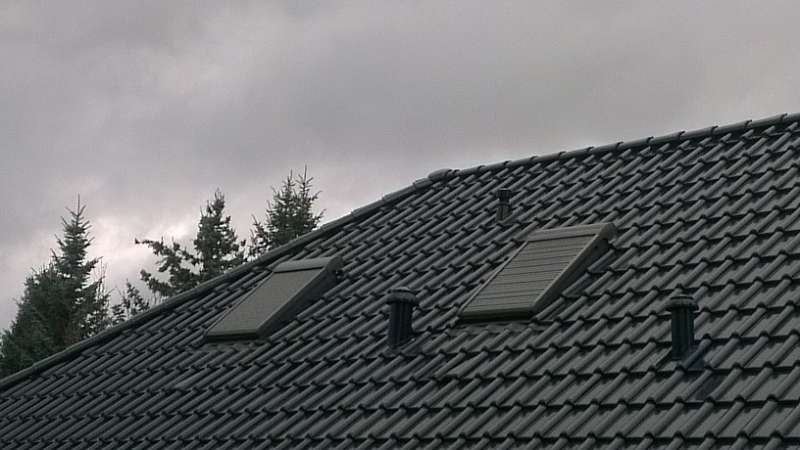 BAU.DE / BAU-Forum: 1. Bild zu Frage "Velux Rollläden: Oberflächenmängel, Designfehler & Rechte als Bauherr?" im BAU-Forum "Dach" BAU.DE / BAU-Forum: 1. Bild zu Frage "Velux Rollläden: Oberflächenmängel, Designfehler & Rechte als Bauherr?" im BAU-Forum "Dach"