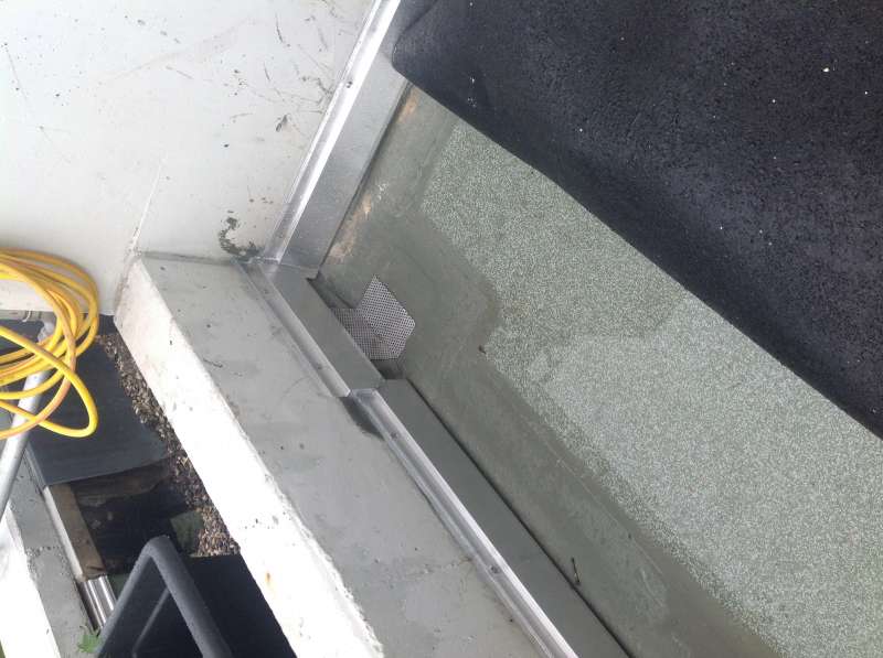 BAU.DE / BAU-Forum: 3. Bild zu Frage "Pf&uuml;tzenbildung auf sanierter Terrasse: Ursachen, Risiken & L&ouml;sungen?" im BAU-Forum "Dach"