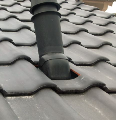 BAU.DE / BAU-Forum: 1. Bild zu Frage "Abluftrohr Dacheinbau: Regensicher? Fachgerecht? M&ouml;gliche Probleme & L&ouml;sungen" im BAU-Forum "Dach"