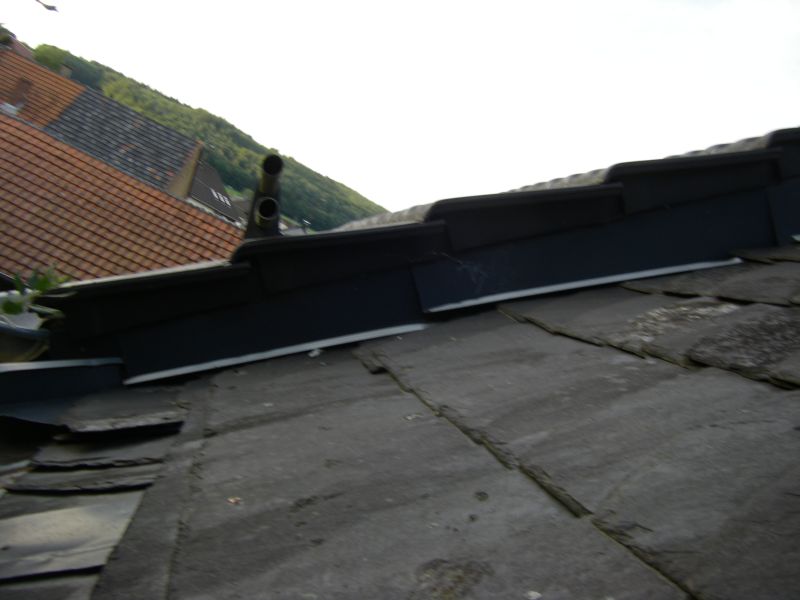 BAU.DE / BAU-Forum: 2. Bild zu Antwort "Dachdecker-Pfusch: Abstimmungsprobleme beim Dachanschluss" auf die Frage "Dachanschluss zum Nachbarhaus: Schimmelursache, Rechte & Pflichten bei Dacherneuerung?" im BAU-Forum "Dach"