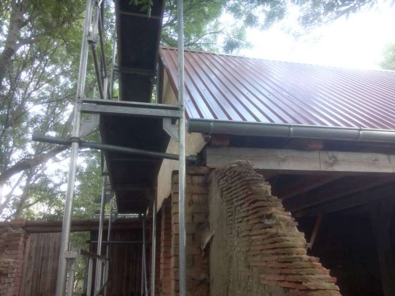 BAU.DE / BAU-Forum: 1. Bild zu Frage "Dachdeckung Scheune: Baum&auml;ngel erkennen? Dach&uuml;berstand, Tropfkante & Ausf&uuml;hrung pr&uuml;fen" im BAU-Forum "Dach"