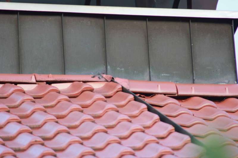 BAU.DE / BAU-Forum: 3. Bild zu Frage "Dach&uuml;bergang nach Neueindeckung: Probleme, L&ouml;sungen & Risiken zum Nachbardach?" im BAU-Forum "Dach"