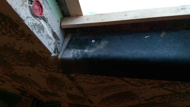 BAU.DE / BAU-Forum: 1. Bild zu Antwort "Fensterdichtung: Ampacoll auf Gummimatte kleben &ndash; Tipp!" auf die Frage "Fu&szlig;pfette zum Ringanker abdichten: Methoden, Materialien & Kosten f&uuml;r dauerhaften Schutz?" im BAU-Forum "Dach"