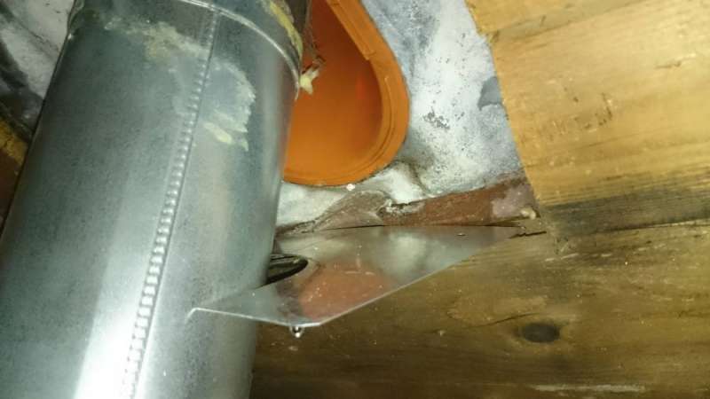 BAU.DE / BAU-Forum: 1. Bild zu Frage "Undichte Dachdurchf&uuml;hrung Gasheizung: Ursachen, Reparatur mit Silikon/L&ouml;ten? Kosten?" im BAU-Forum "Dach"