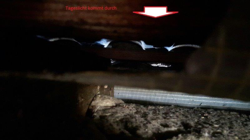 BAU.DE / BAU-Forum: 2. Bild zu Frage "Velux Dachfenster Austausch: Ist der Einbau korrekt? Dachpfannenabstand, D&auml;mmung & Anschlusssch&uuml;rze pr&uuml;fen" im BAU-Forum "Dach"