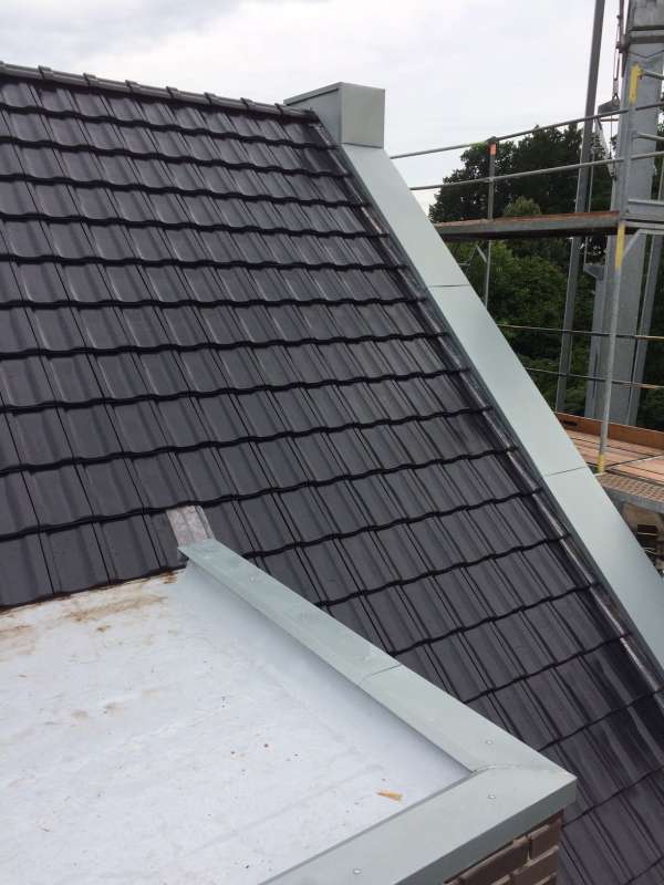 BAU.DE / BAU-Forum: 1. Bild zu Frage "Zinkverkleidung Dach: Dellen/Beulen nach Montage &ndash; Ursachen, Korrektur & Kosten?" im BAU-Forum "Dach"