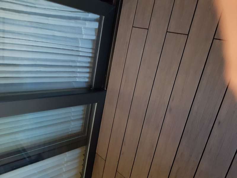 BAU.DE / BAU-Forum: 1. Bild zu Antwort "Abstand der WPC-Dielen zur Wand &nbsp;-&nbsp; Bilder" auf die Frage "Dachbalkon WPC-Dielen: Welcher Wandabstand ist n&ouml;tig? Unkrautvlies sinnvoll?" im BAU-Forum "Dach"