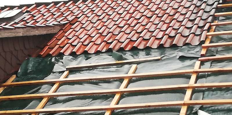 BAU.DE / BAU-Forum: 2. Bild zu Frage "plane w&auml;hrend des unwetters der letzten Tage gel&ouml;st" im BAU-Forum "Dach"