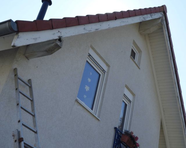 BAU.DE / BAU-Forum: 3. Bild zu Frage "Au&szlig;en Dachbalken gro&szlig;en Loch vom Vogel" im BAU-Forum "Dach"