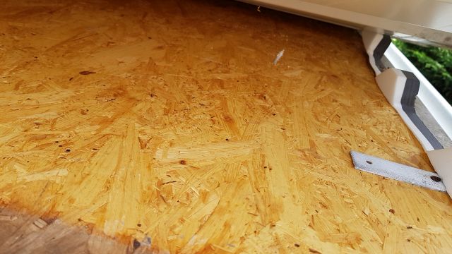 BAU.DE / BAU-Forum: 4. Bild zu Frage "Flachdach Garage mit Trapezblech auf OSB Platten &nbsp;-&nbsp; schwarze Flecken auf Unterseite OSB innen" im BAU-Forum "Dach"
