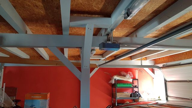 BAU.DE / BAU-Forum: 5. Bild zu Frage "Flachdach Garage mit Trapezblech auf OSB Platten &nbsp;-&nbsp; schwarze Flecken auf Unterseite OSB innen" im BAU-Forum "Dach"