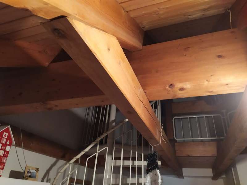 BAU.DE / BAU-Forum: 2. Bild zu Antwort "Holzbalken liegen schief" auf die Frage "Schiefe Holzbalken in Maisonette: Gefahr, Ursachen & Sanierungskosten?" im BAU-Forum "Dach"