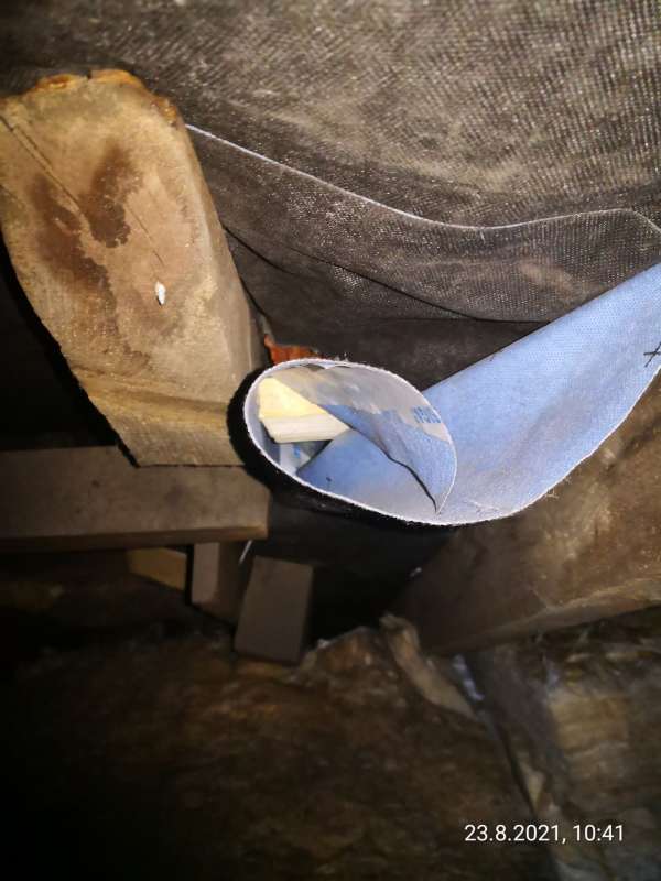 BAU.DE / BAU-Forum: 1. Bild zu Antwort "Nein, ist kein Kompriband" auf die Frage "Dachfolie sichtbar an Fassade: Ursachen, Risiken & Verantwortlichkeiten?" im BAU-Forum "Dach"