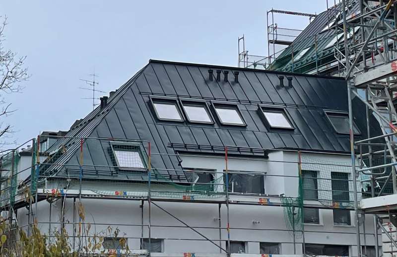 BAU.DE / BAU-Forum: 2. Bild zu Frage "Sandwich-Dach weist diverse massive Wellen auf" im BAU-Forum "Dach"