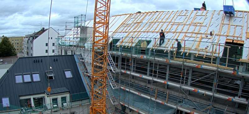 BAU.DE / BAU-Forum: 3. Bild zu Antwort "Weitere Bilder" auf die Frage "Sandwichdach mit Wellen: Ursachen, Mangel oder Stand der Technik? Kostenlose Pr&uuml;fung!" im BAU-Forum "Dach"