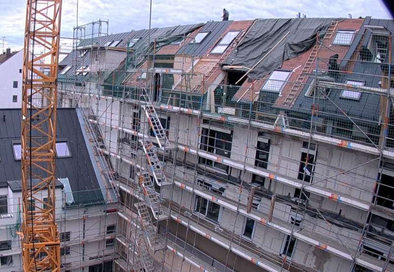 BAU.DE / BAU-Forum: 5. Bild zu Antwort "Weitere Bilder" auf die Frage "Sandwichdach mit Wellen: Ursachen, Mangel oder Stand der Technik? Kostenlose Pr&uuml;fung!" im BAU-Forum "Dach"