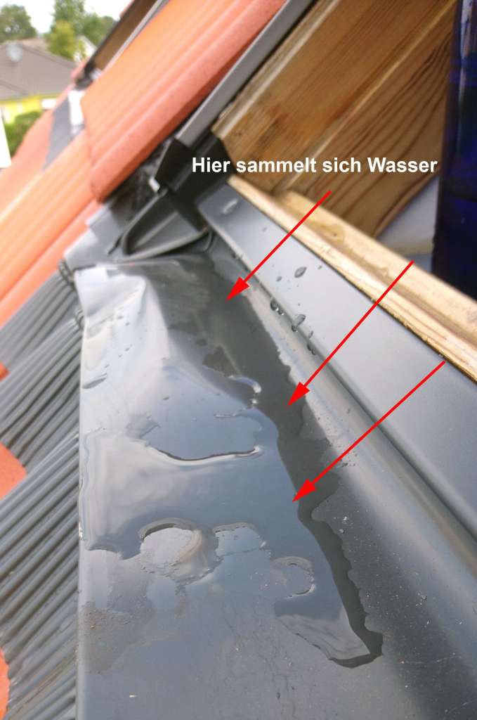 BAU.DE / BAU-Forum: 1. Bild zu Frage "Eindeckrahmen - unteres Querblech stark durch Dachsteine hochgedr&uuml;ckt" im BAU-Forum "Dach"