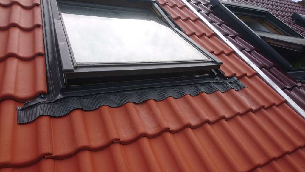 BAU.DE / BAU-Forum: 2. Bild zu Frage "Eindeckrahmen - unteres Querblech stark durch Dachsteine hochgedr&uuml;ckt" im BAU-Forum "Dach"