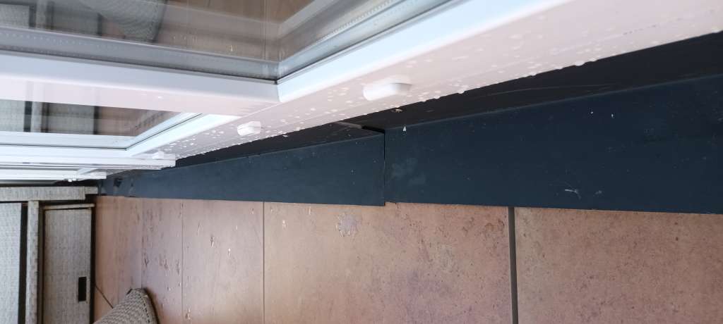 BAU.DE / BAU-Forum: 1. Bild zu Frage "Ist eine Blechaufkantung auf dem Balkonplattenbelag fachm&auml;nnisch richtig?" im BAU-Forum "Dach"