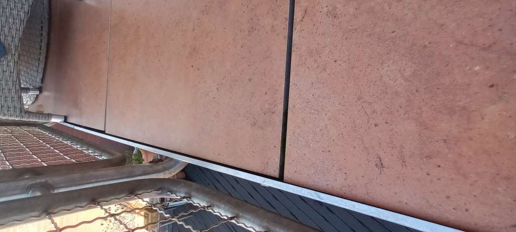 BAU.DE / BAU-Forum: 4. Bild zu Frage "Ist eine Blechaufkantung auf dem Balkonplattenbelag fachm&auml;nnisch richtig?" im BAU-Forum "Dach"