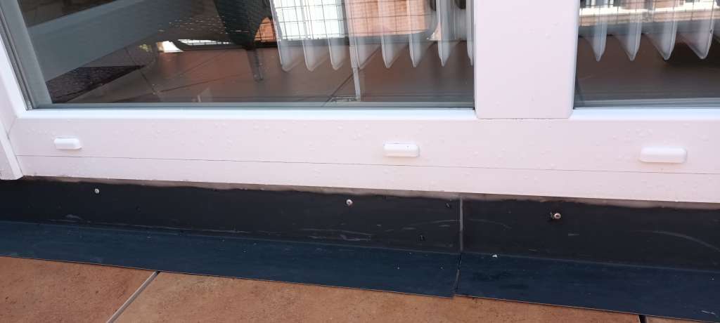 BAU.DE / BAU-Forum: 5. Bild zu Frage "Ist eine Blechaufkantung auf dem Balkonplattenbelag fachm&auml;nnisch richtig?" im BAU-Forum "Dach"