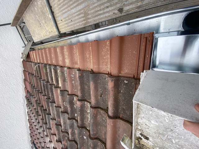 BAU.DE / BAU-Forum: 5. Bild zu Frage "Dachverl&auml;ngerung mangelhaft? Abstand, Ziegel & Blitzableiter pr&uuml;fen &ndash; Experteneinsch&auml;tzung?" im BAU-Forum "Dach"