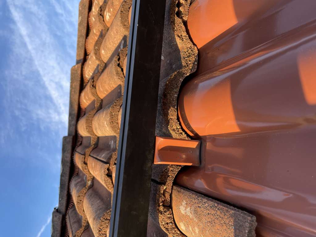 BAU.DE / BAU-Forum: 2. Bild zu Antwort "Braas Taunus: Bilder zur Demontage der Dachfirstziegel Analyse" auf die Frage "Braas Taunus Dachfirstziegel demontieren: Anleitung f&uuml;r Lehmann Aufdachmodul Montage?" im BAU-Forum "Dach"