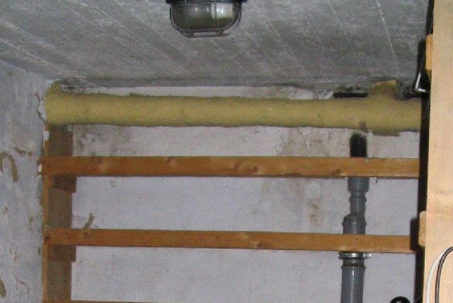 BAU.DE / BAU-Forum: 1. Bild zu Antwort "Asbest in Rohrdämmung? – Gelbes Gewebe mit Stroh/Lehm" auf die Frage "Asbestgefahr nach Flexplatten-Entfernung: Wie hoch ist das Risiko im Haus?" im BAU-Forum "Estrich und Bodenbeläge" BAU.DE / BAU-Forum: 1. Bild zu Antwort "Asbest in Rohrdämmung? – Gelbes Gewebe mit Stroh/Lehm" auf die Frage "Asbestgefahr nach Flexplatten-Entfernung: Wie hoch ist das Risiko im Haus?" im BAU-Forum "Estrich und Bodenbeläge"