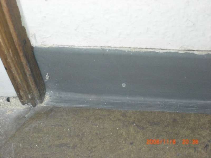 BAU.DE / BAU-Forum: 1. Bild zu Antwort "Linoleum & Gummileisten: Detail-Foto zur Verdeutlichung" auf die Frage "Gummifu&szlig;leisten entfernen ohne Linoleum zu besch&auml;digen: Tipps & Werkzeuge" im BAU-Forum "Estrich und Bodenbel&auml;ge"