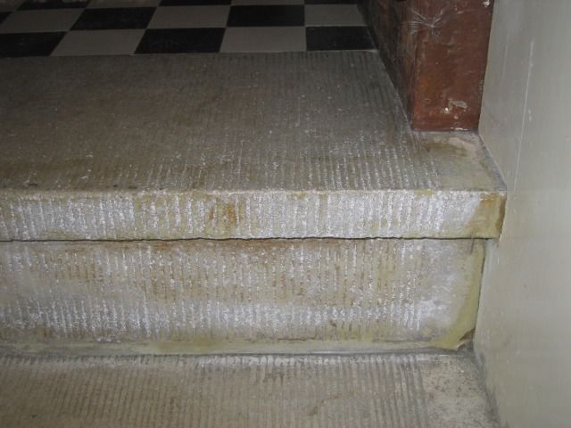 BAU.DE / BAU-Forum: 1. Bild zu Frage "Betonsteinstufen reinigen: Effektive Methoden, Werkzeuge & Tipps f&uuml;r alte Treppen" im BAU-Forum "Estrich und Bodenbel&auml;ge"