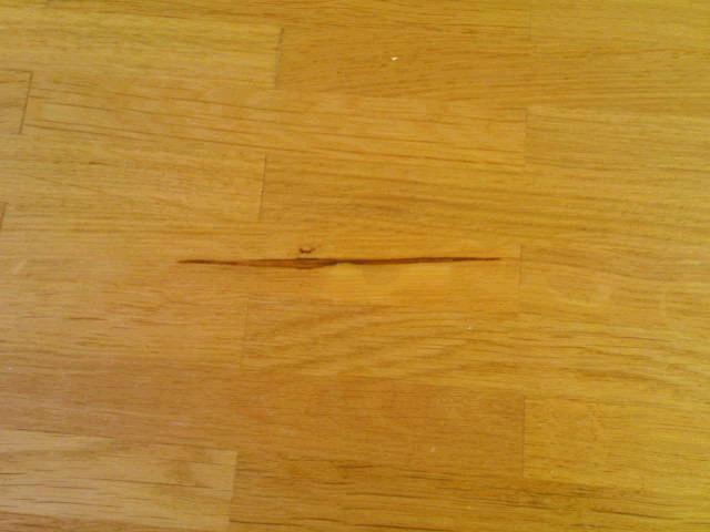 BAU.DE / BAU-Forum: 1. Bild zu Frage "Parkettboden Abnahme: Gro&szlig;er Ast &ndash; Mangel oder zul&auml;ssig? Rechte & Anspr&uuml;che" im BAU-Forum "Estrich und Bodenbel&auml;ge"