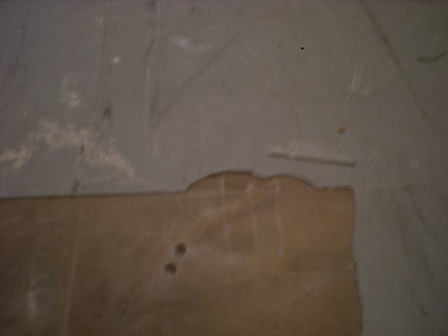 BAU.DE / BAU-Forum: 1. Bild zu Antwort "Asbest-Bodenplatten: Fotos zur Schadstoffanalyse im Altbau" auf die Frage "Linoleum-Boden erkennen: Aufbau, Eigenschaften & Risiken unter alten Belägen?" im BAU-Forum "Estrich und Bodenbeläge" BAU.DE / BAU-Forum: 1. Bild zu Antwort "Asbest-Bodenplatten: Fotos zur Schadstoffanalyse im Altbau" auf die Frage "Linoleum-Boden erkennen: Aufbau, Eigenschaften & Risiken unter alten Belägen?" im BAU-Forum "Estrich und Bodenbeläge"