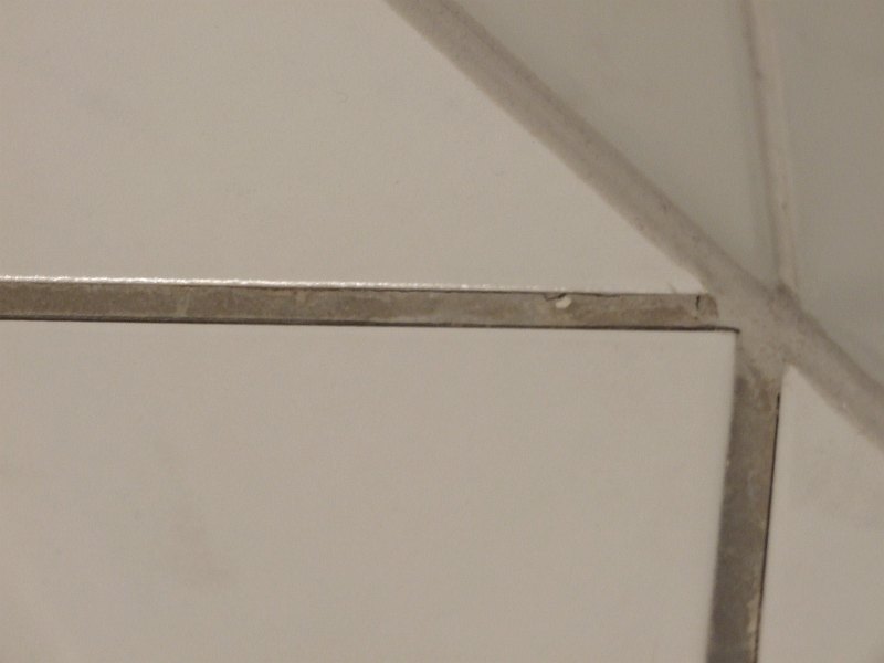 BAU.DE / BAU-Forum: 1. Bild zu Frage "Risse in Bad-Fugen: Ursachen, Risiken & Sanierungskosten bei Fu&szlig;bodenheizung?" im BAU-Forum "Estrich und Bodenbel&auml;ge"