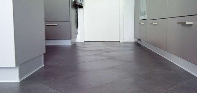 BAU.DE / BAU-Forum: 1. Bild zu Frage "Feinsteinzeugfliesen reinigen: Schatten/Flecken entfernen? Ursachen & Tipps zur Pflege" im BAU-Forum "Estrich und Bodenbeläge" BAU.DE / BAU-Forum: 1. Bild zu Frage "Feinsteinzeugfliesen reinigen: Schatten/Flecken entfernen? Ursachen & Tipps zur Pflege" im BAU-Forum "Estrich und Bodenbeläge"