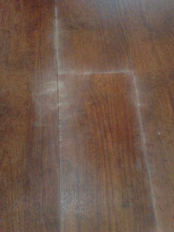 BAU.DE / BAU-Forum: 1. Bild zu Frage "Expona Commercial Schaden: Ursachen, Sanierung & Kosten bei pulverisierter Spachtelmasse?" im BAU-Forum "Estrich und Bodenbel&auml;ge"