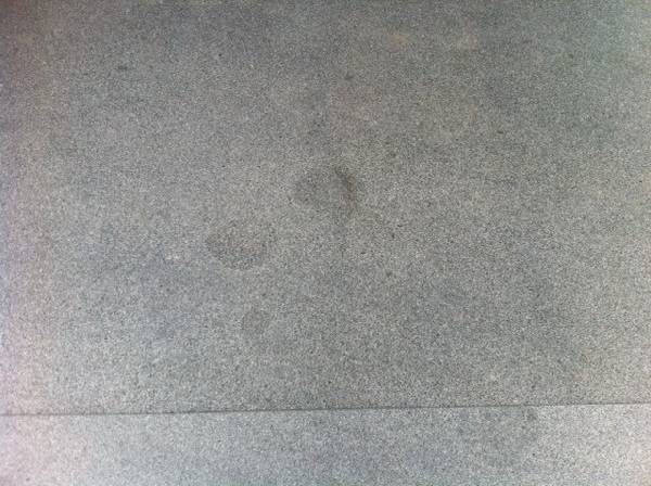 BAU.DE / BAU-Forum: 2. Bild zu Antwort "Padang Treppenstufen: Bilder der Naturstein-Strukturen" auf die Frage "Padang Treppenstufen: Nat&uuml;rliche Strukturen, Flecken & Unregelm&auml;&szlig;igkeiten &ndash; Was ist normal?" im BAU-Forum "Estrich und Bodenbel&auml;ge"